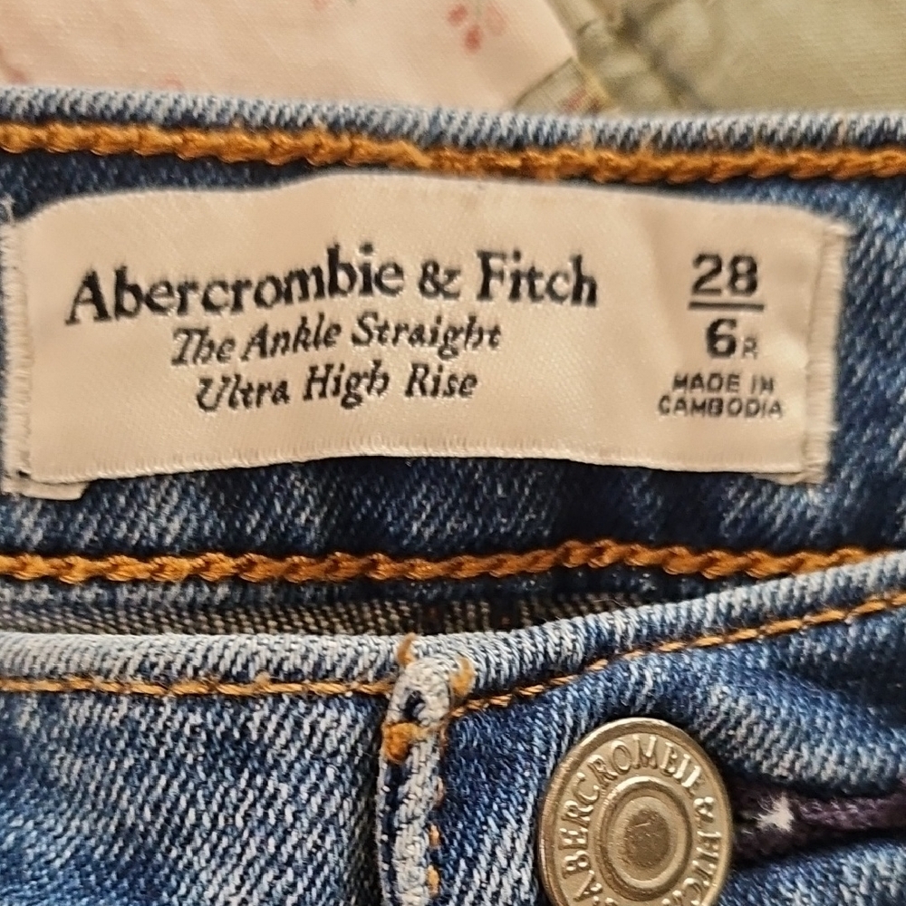 Abercrombie & Fitch Ultra High Rise Ankle- Distressed/Ripped  Size 28/6R - Picture 7 of 10